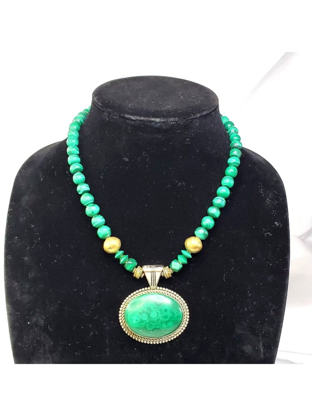 VTG Green Malachite Beaded Necklace With Oval Pendant & Gold-Tone Accents 18"